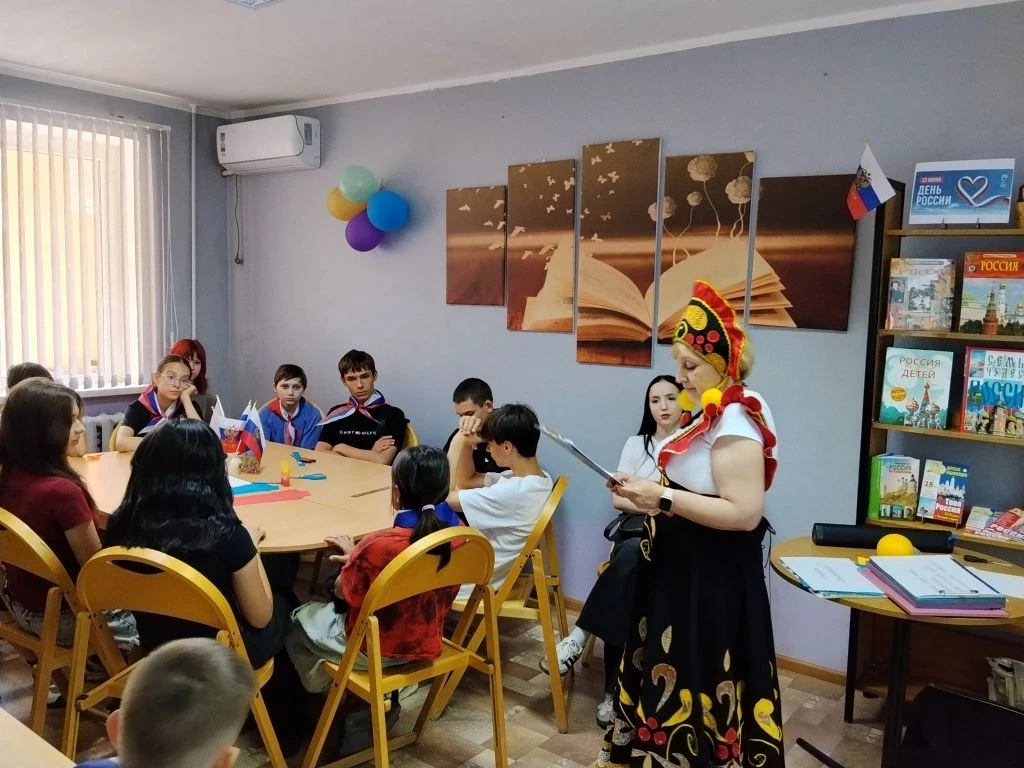 10.06.2026 для получателей социальных услуг ко Дню России🇷🇺 организован и проведен мастер класс «Р