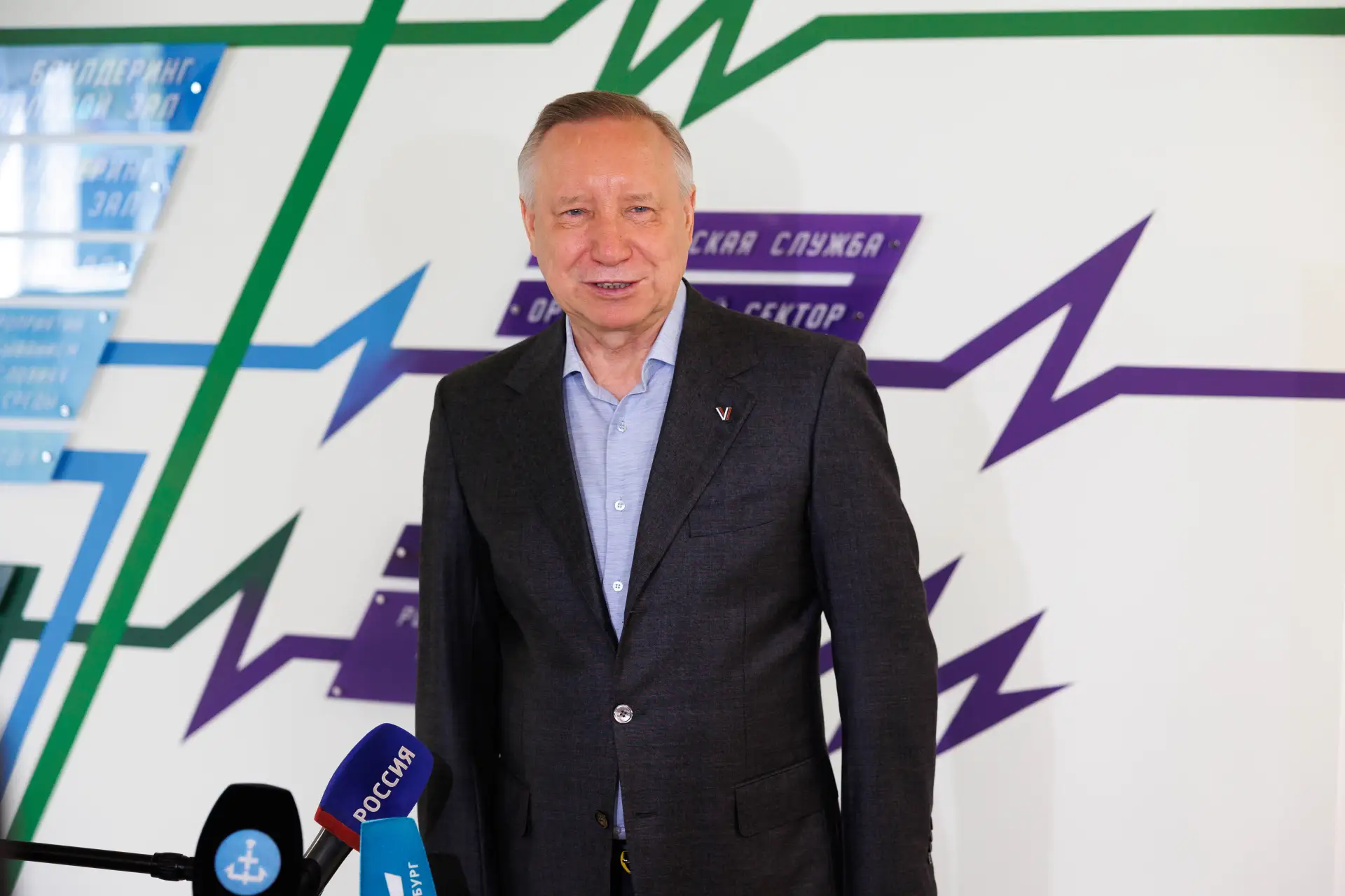 Губернатор Санкт-Петербурга Александр Дмитриевич Беглов сегодня принимает поздравления ...
