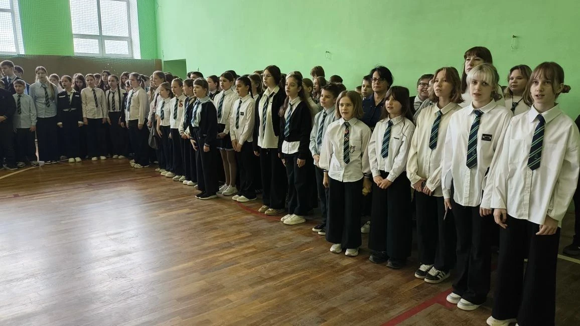 Традиционная линейка в МКОУ Бутурлиновская СОШ. В МКОУ Бутурлиновская средняя общеобразовательная шк