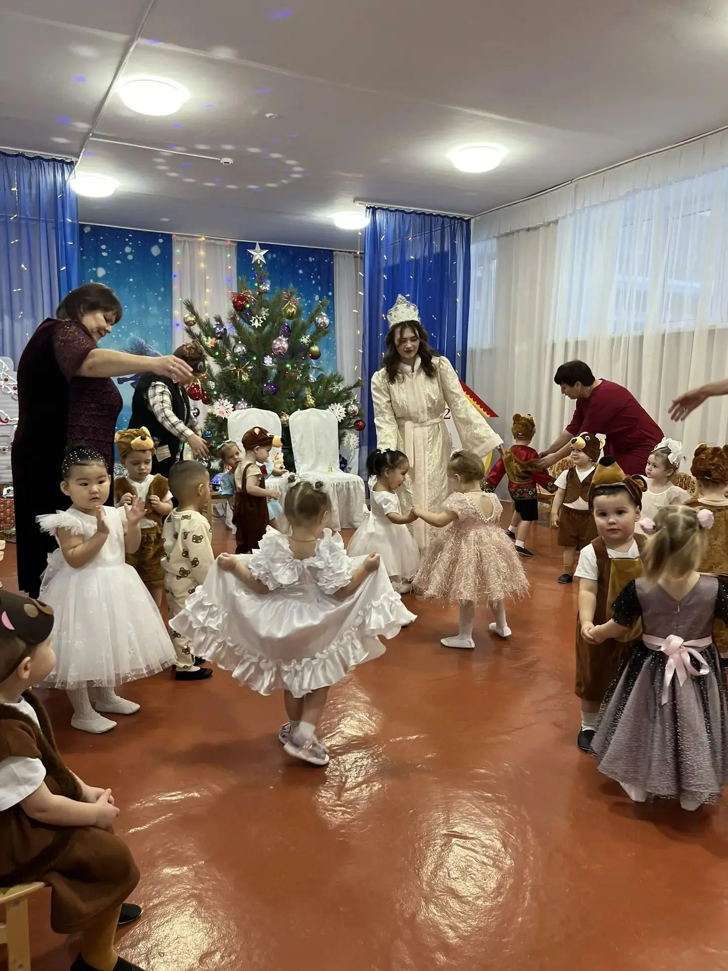 Новогодний утренник в группе самых маленьких ребят
