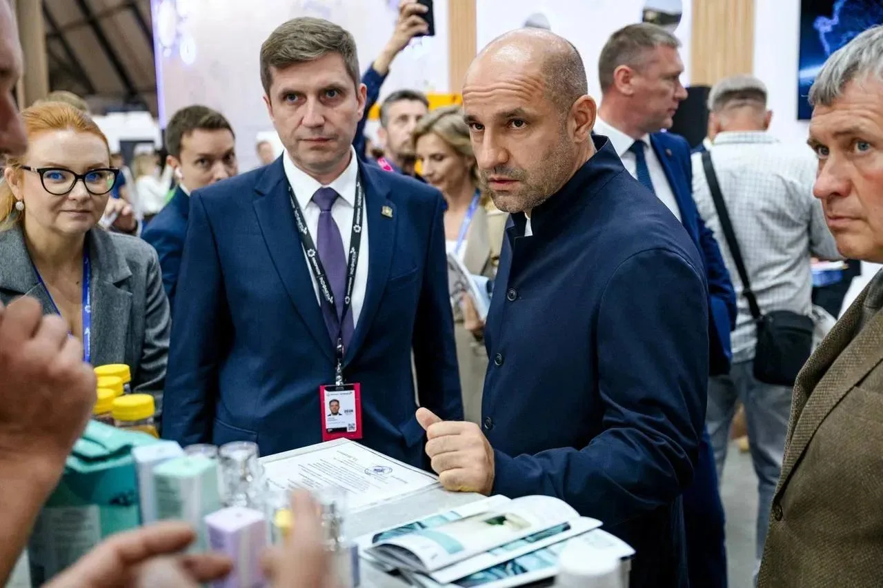 Полномочный представитель Президента РФ в УрФО Артем Жога посетил стенд Югры на выставк...