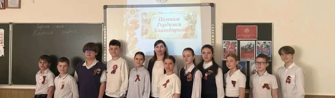 Сегодня в 6 "А" и 7 "А"  классах прошел классный час, посвященный 9 Мая. 🕊️  Мы говорили о том, что 