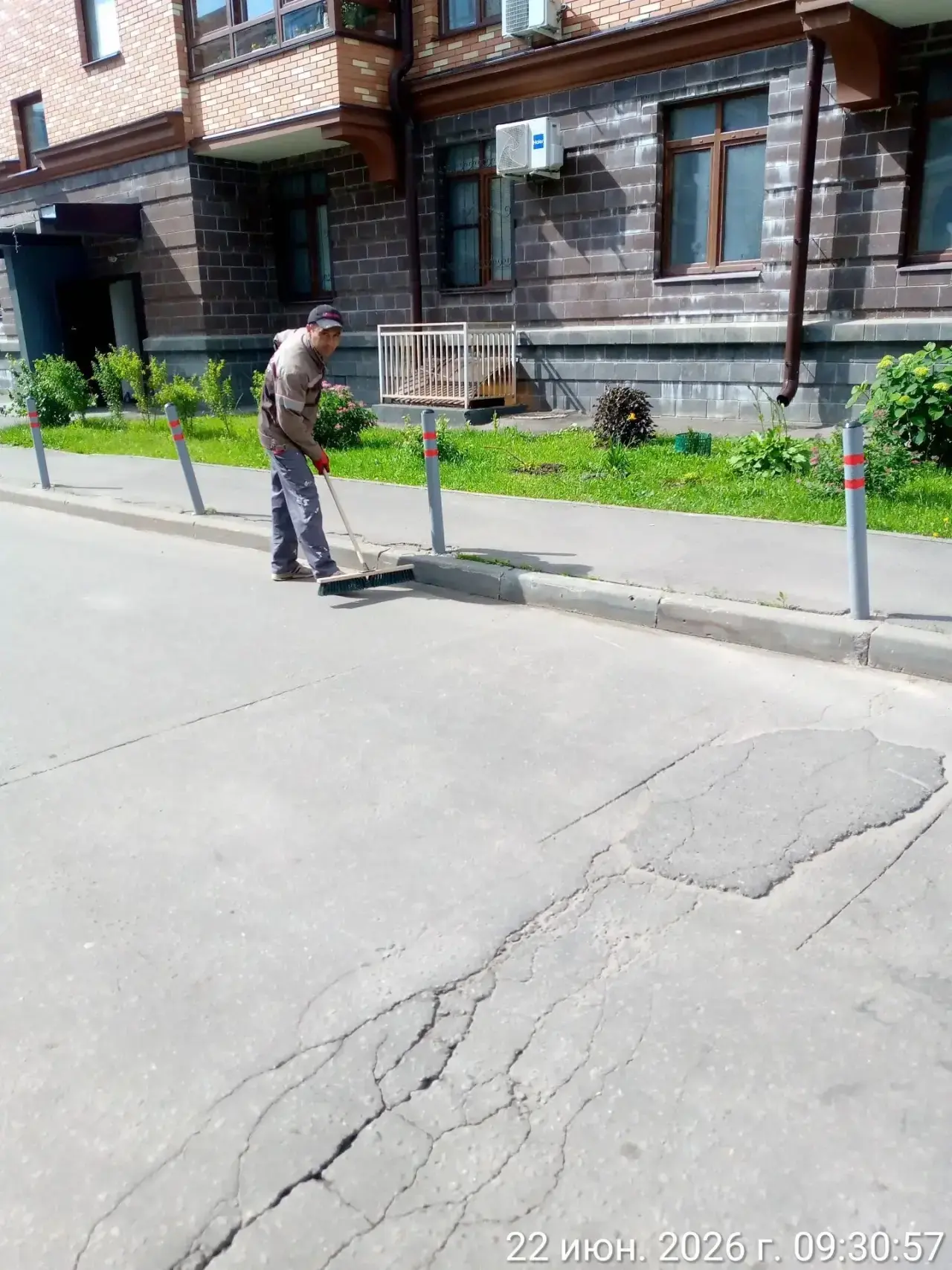 Наша управляющая компания ответственно подходит к содержанию придомовых территорий — мы делаем всё, 