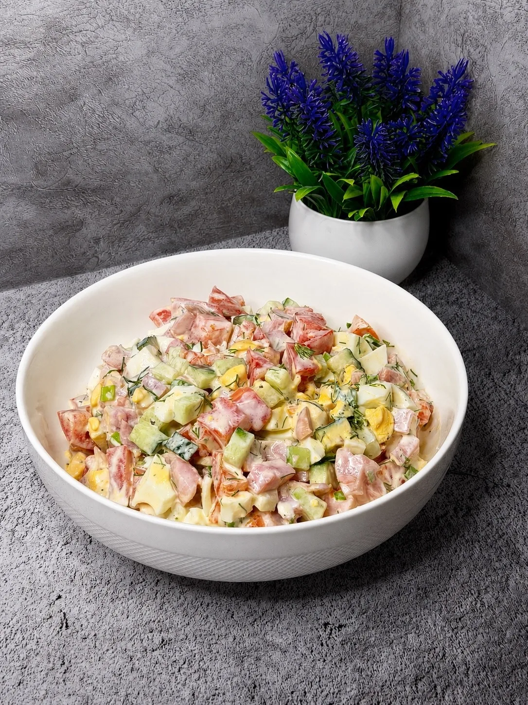 Салат с копченой курицей ⚡️ 

Потребуется:
Копченая курица - 400гр
Огурцы - 2шт
Помидоры- 2шт
Яйца о