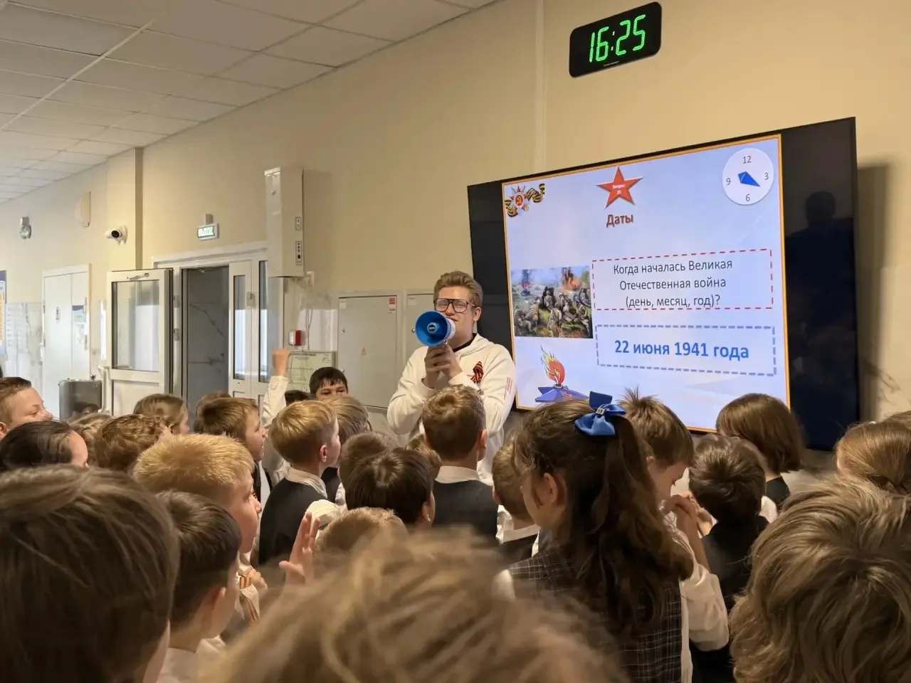 🌟 Интеллектуальный квиз в честь 9 мая! 🇷🇺  В этом году активисты «Движение первых» вместе с нашим ку