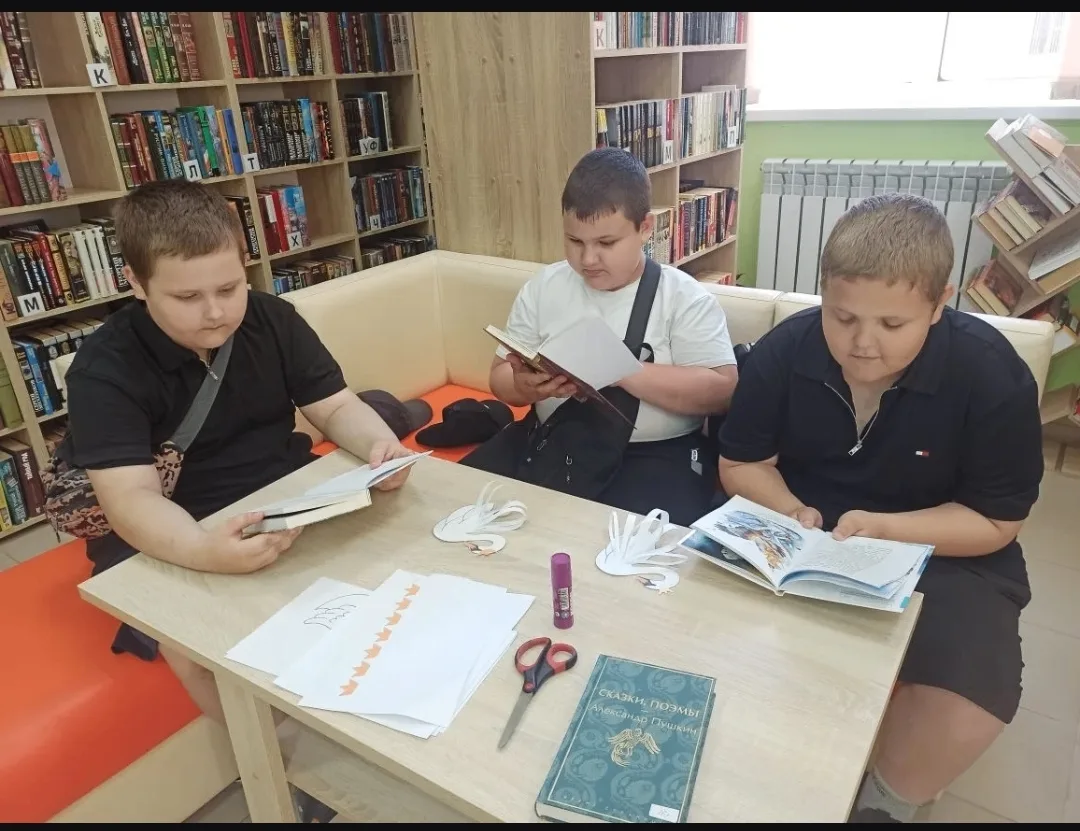 ЛЕТНИЕ КАНИКУЛЫ С БИБЛИОТЕКОЙ
 В клубе выходного дня «Мастерская радости» школьники проводят время и