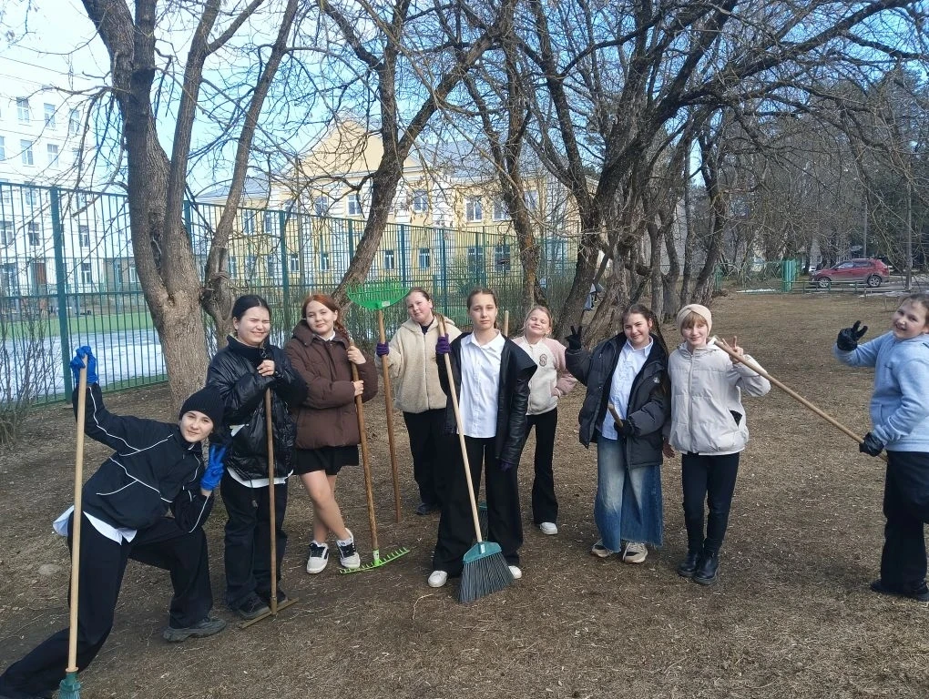 🎉 5 «Б» — на субботнике! 🎉  Весенняя уборка — дело дружное и полезное! Наши пятиклассники сегодня от