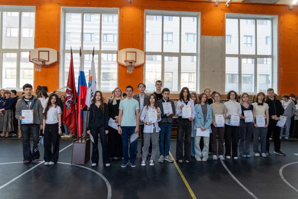 Наши звездочки 🌟  🤩 Сегодня у ребят старшей школы прошла торжественная линейка, на которой были нагр