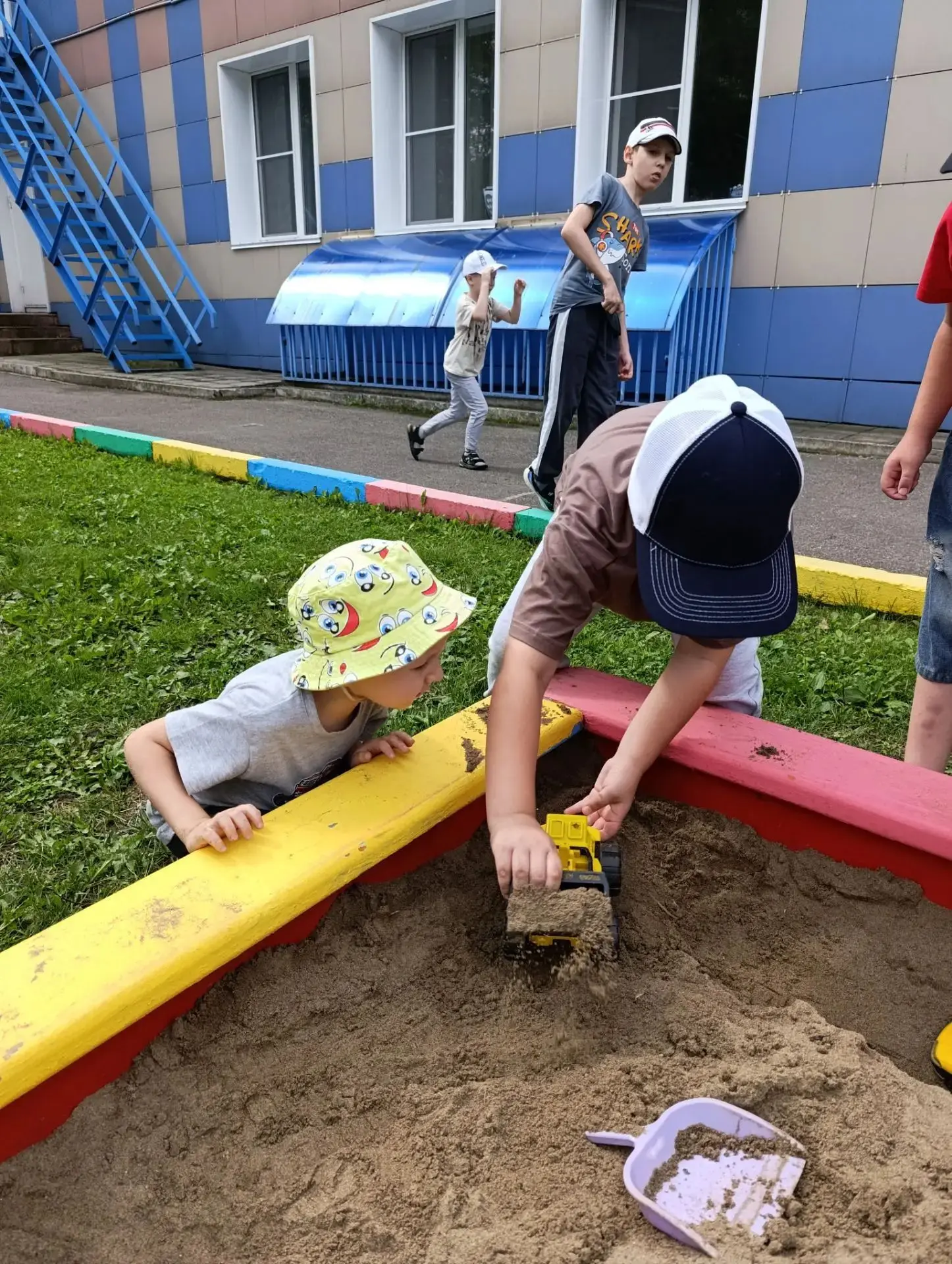 Нам привезли песочек в сад, 
Я этому – безумно рад! 
С ним буду целый день играть, 
Лепить куличек, 