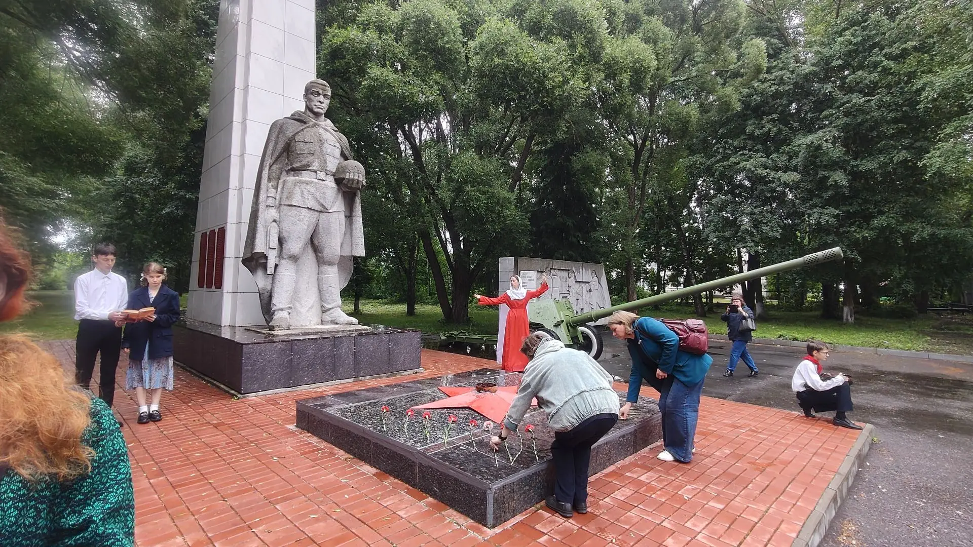 22 июня, в День памяти и скорби, на Центральной площади р. п. Майна состоялась тематическая акция, п