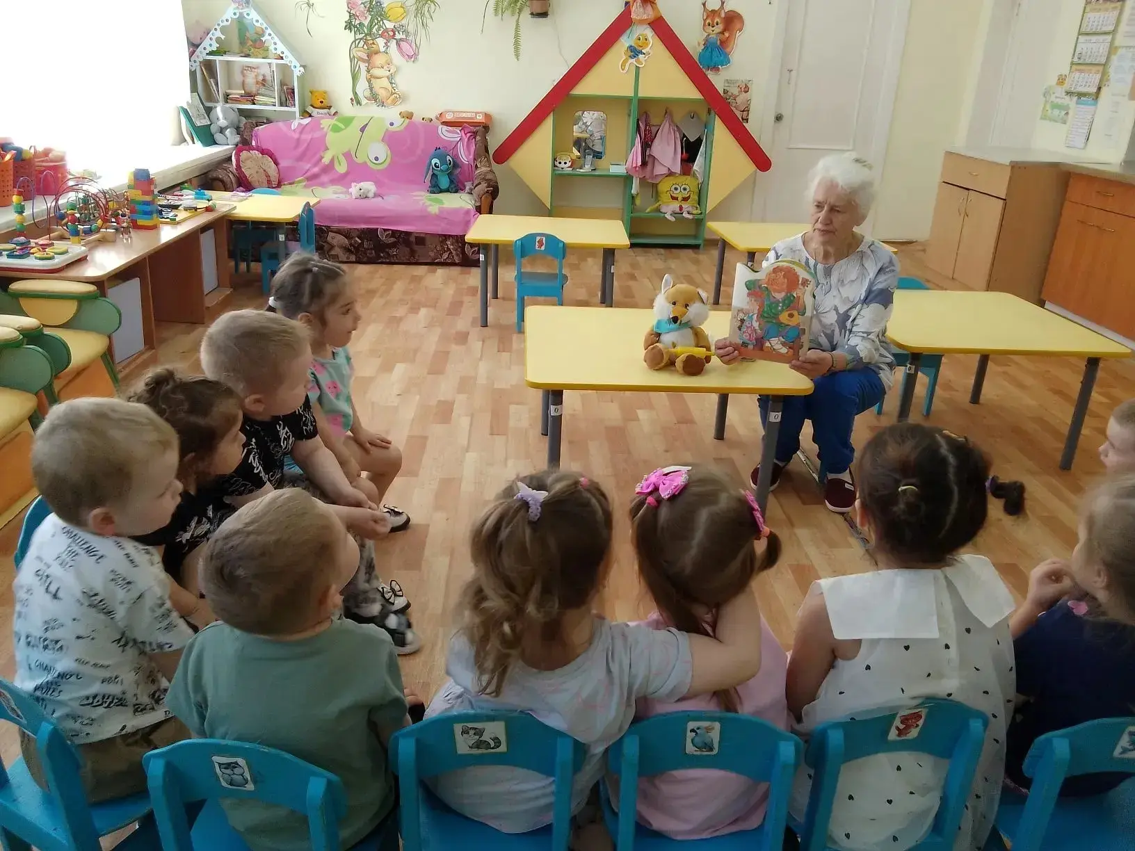 В группе №8 дети познакомились с русской народной сказкой "Лисичка со скалочкой". Ребята проявили эм