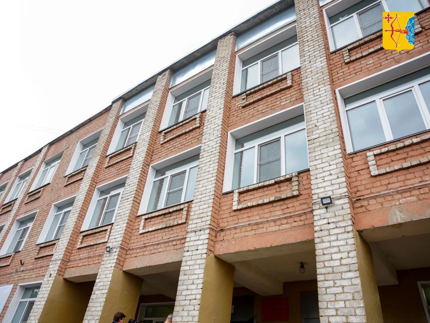 В школу деревни Стулово пришли на работу молодые учителя. Сейчас здесь учатся 550 ребят...