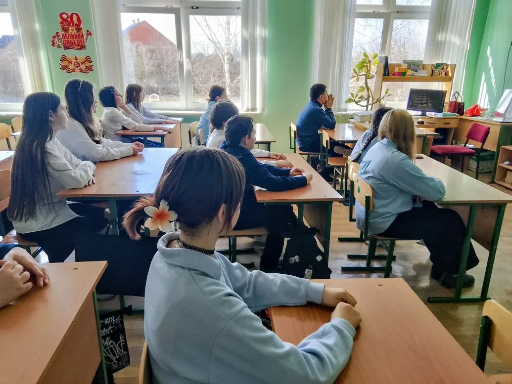 Безопасность превыше всего! 🛡️  В 6 «Г» классе прошел классный час на тему: «Как не стать жертвой мо