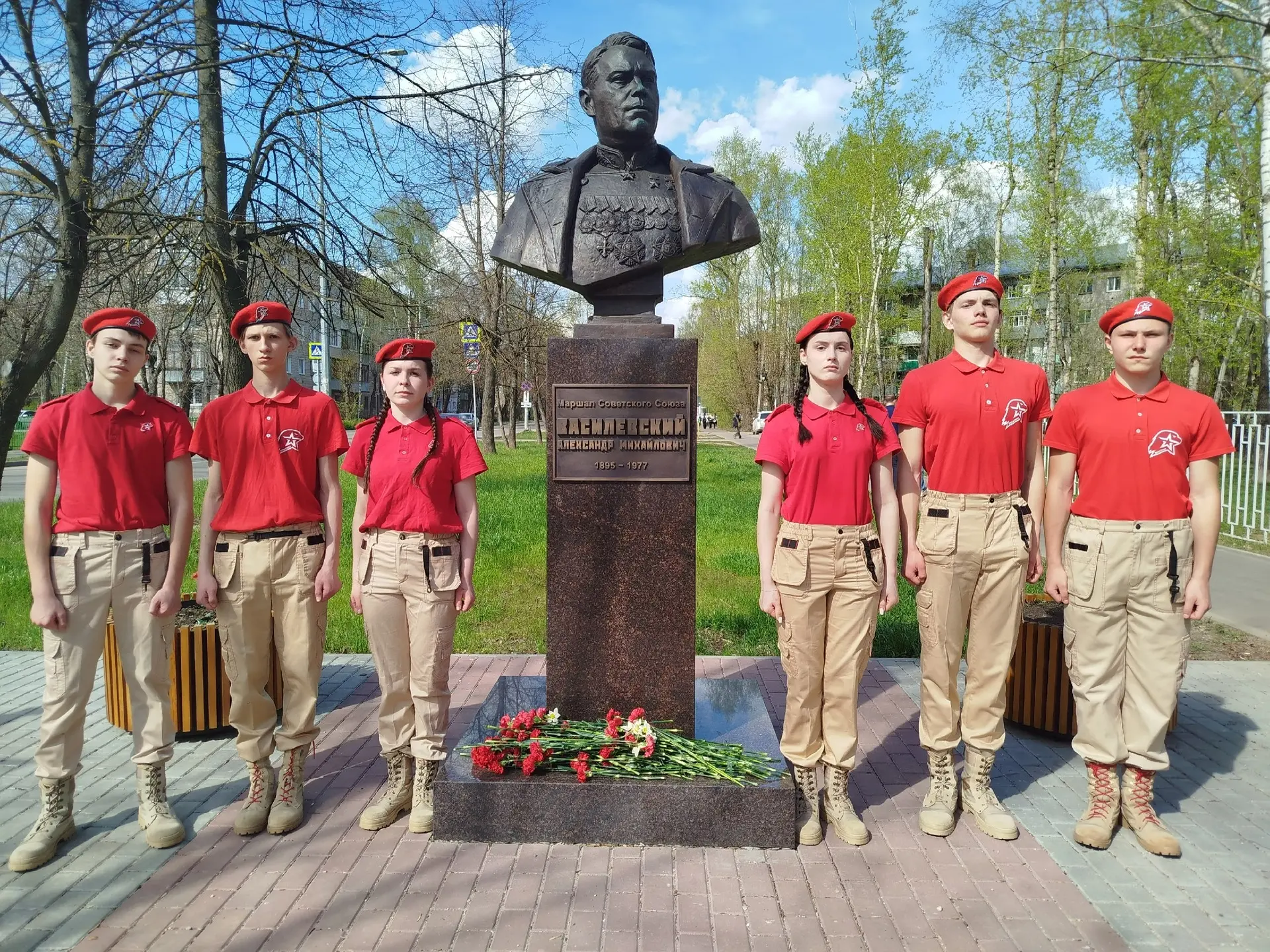🎖️ Юнармейцы почтили память героев Великой Отечественной войны и тружеников тыла!  🕊️Сегодня, в пред