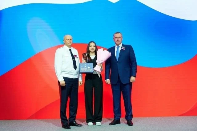 🇷🇺🇷🇺🇷🇺Наша ученица получила паспорт гражданина России из рук губернатора Югры Руслана Кухарука