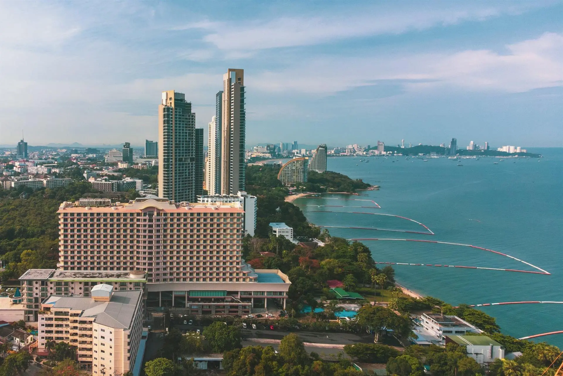 Таиланд, Паттайя 
86 349 р. на 7 дней с 30 июня 2026
Отель: Long Beach Garden Hotel & Spa 4*
Подро