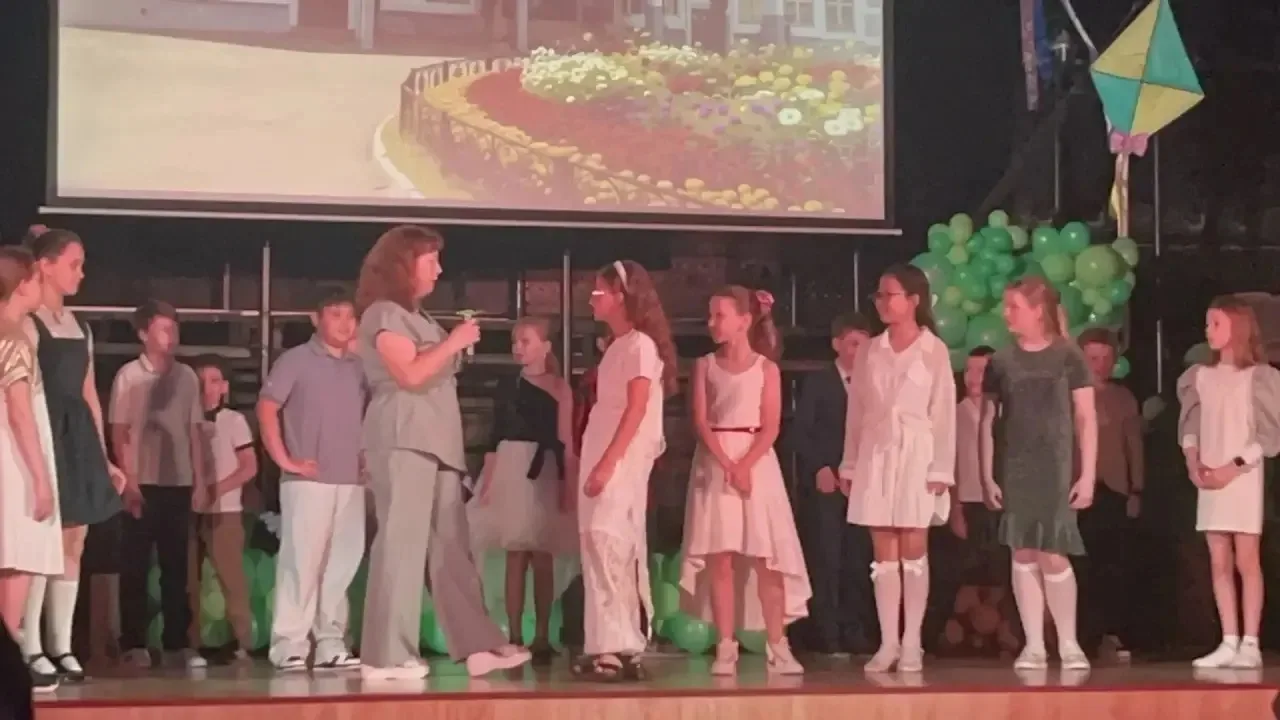 🎈 Прощание с детством: выпускной 4 классов подарил «Мэри Поппинс» на сцене  🎭 Вчерашняя пятница стал