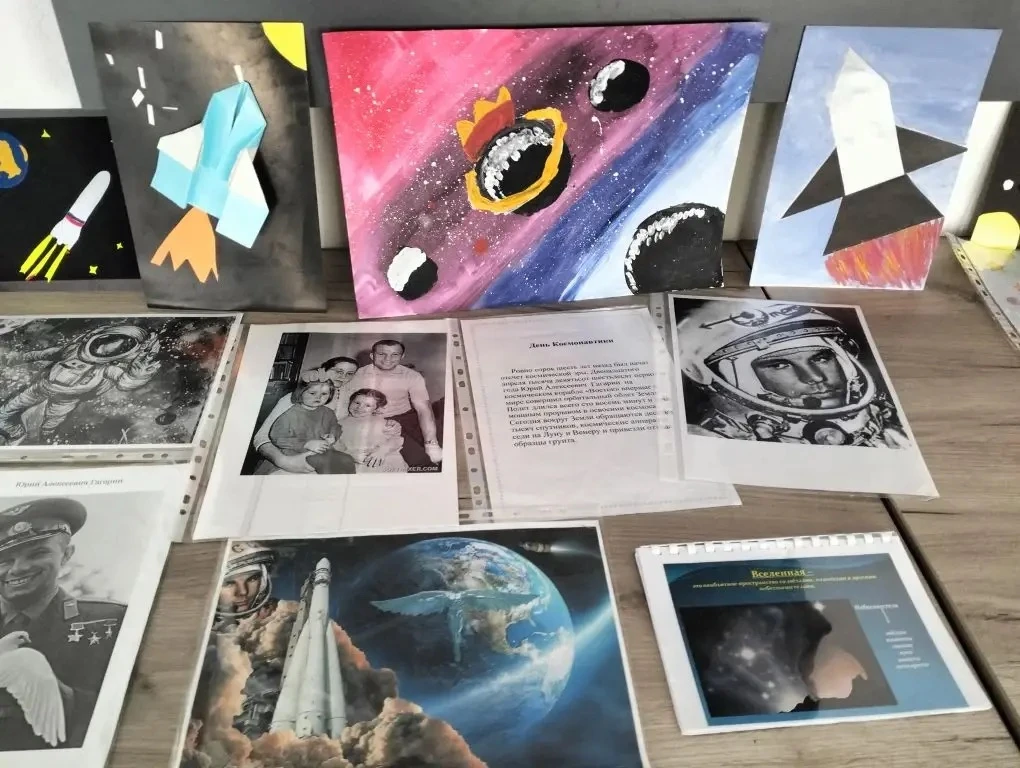 🖼️ 🚀 Выставка рисунков ко Дню космонавтики от наших маленьких орлят.  1В: Благинина Ксения, Ишаев Се