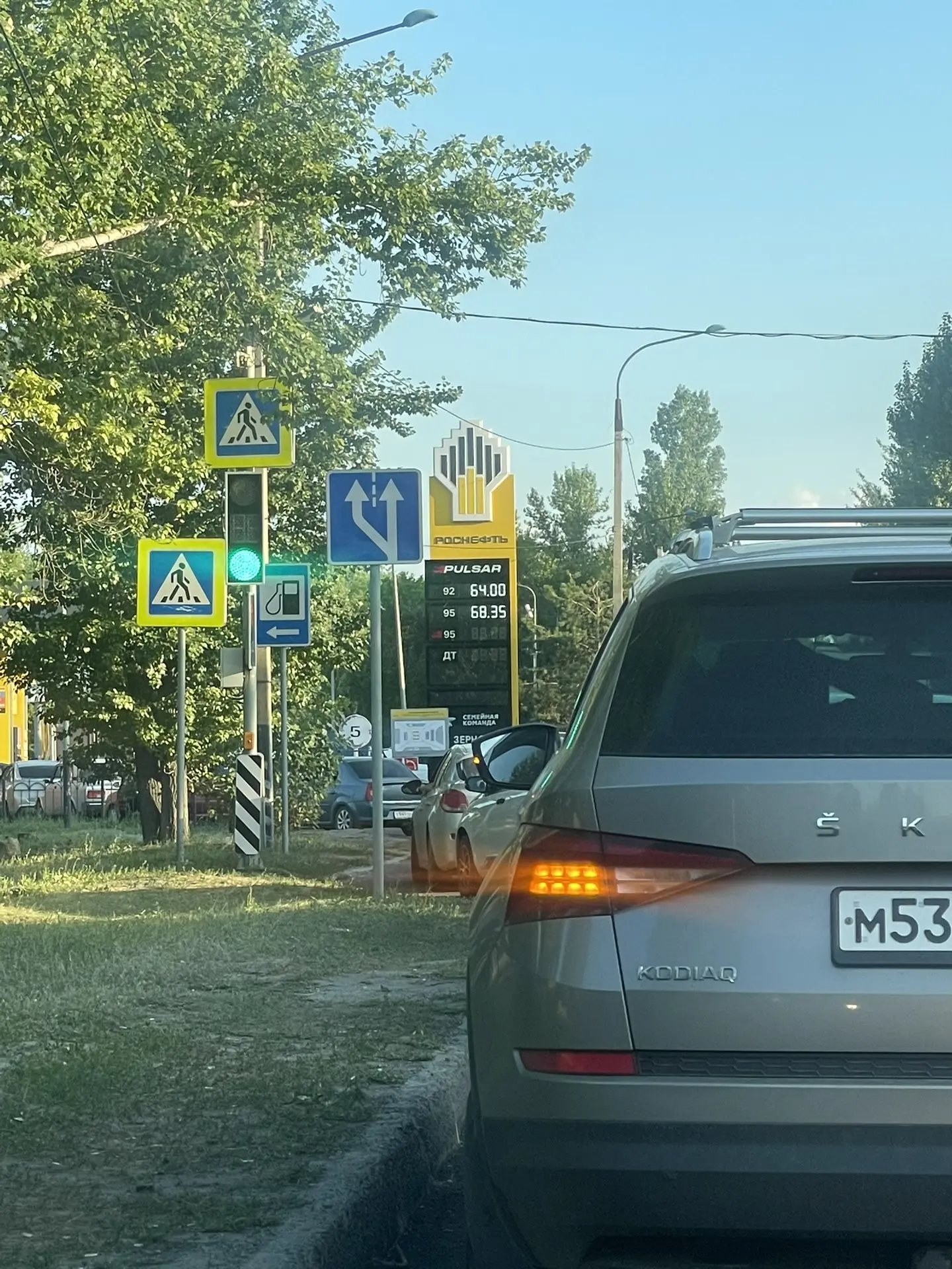Роснефть в Жг заправляет , очередь небольшая .