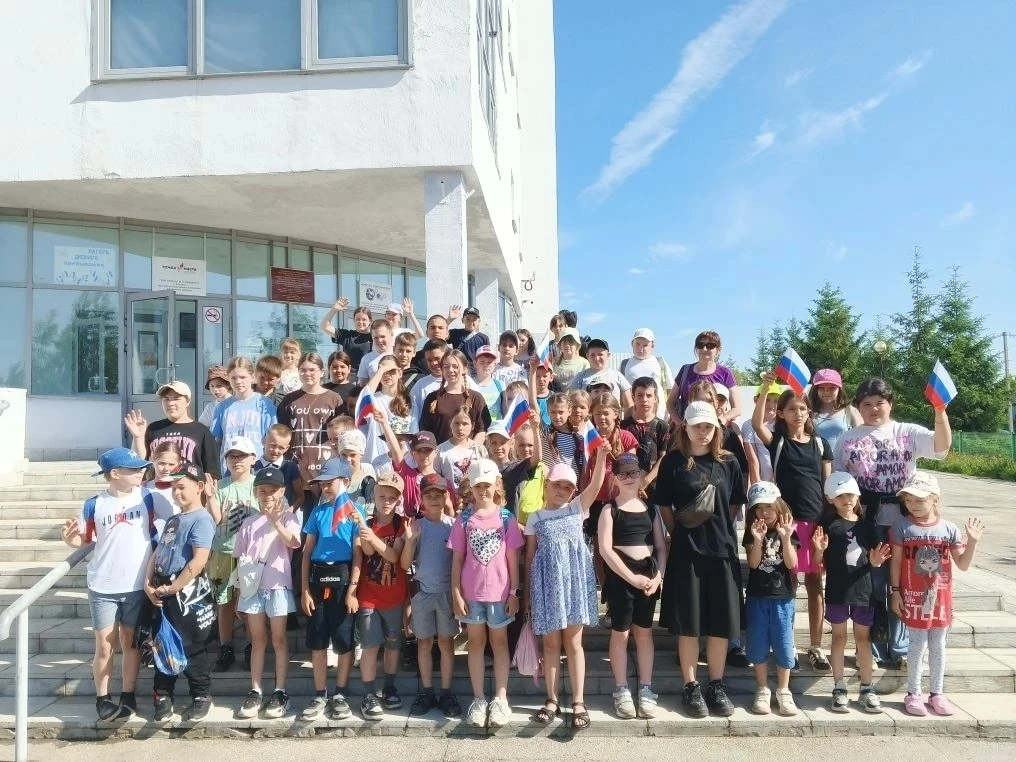 🇷🇺Нет страны моей прекрасней —
Сень лесов и синь озёр,
Даже воздух дышит счастьем
У подножий мощны