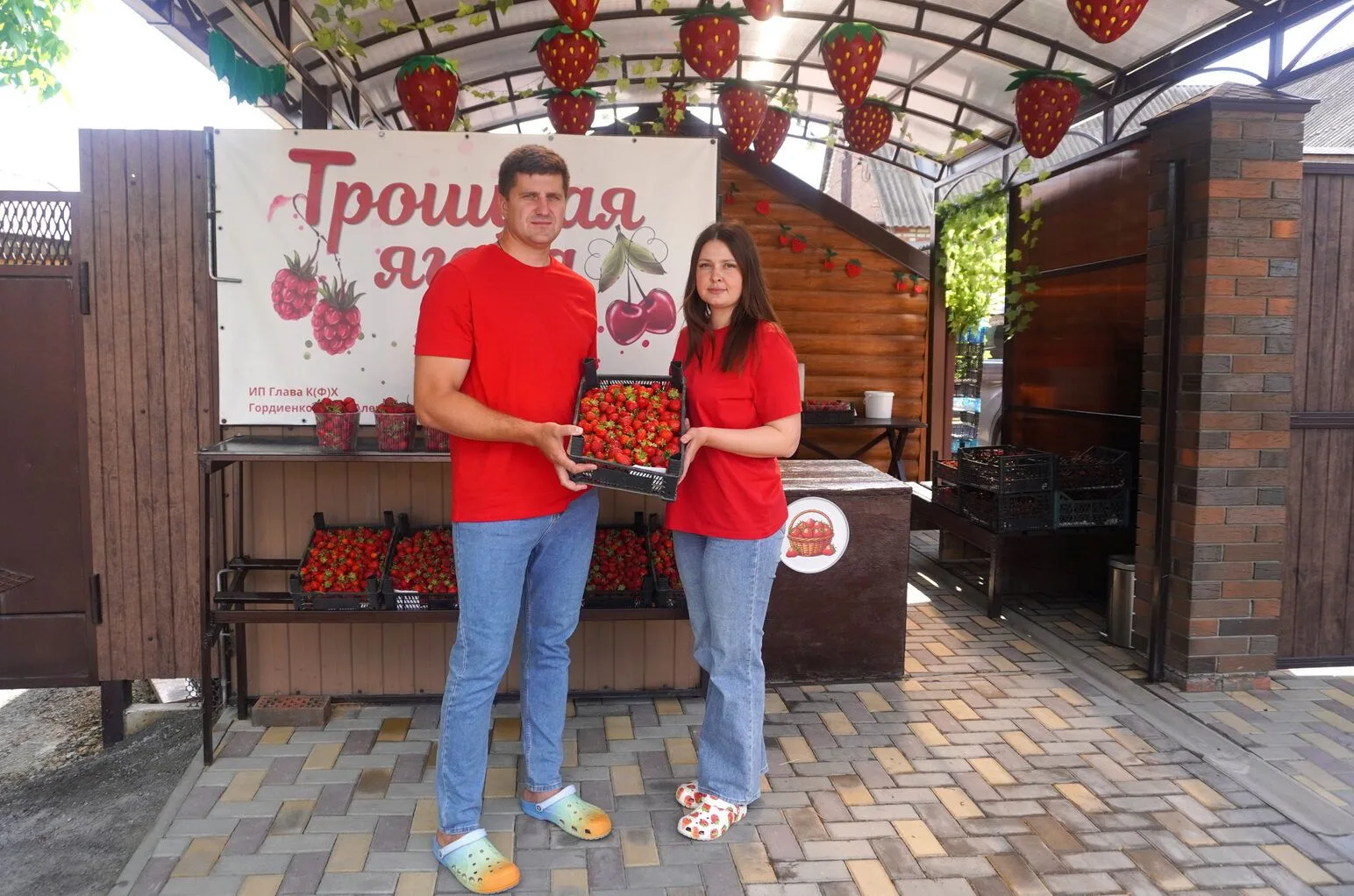 🍓Проехать мимо этого летнего магазинчика с вывеской «Троицкая ягода» мало кому удаётся...