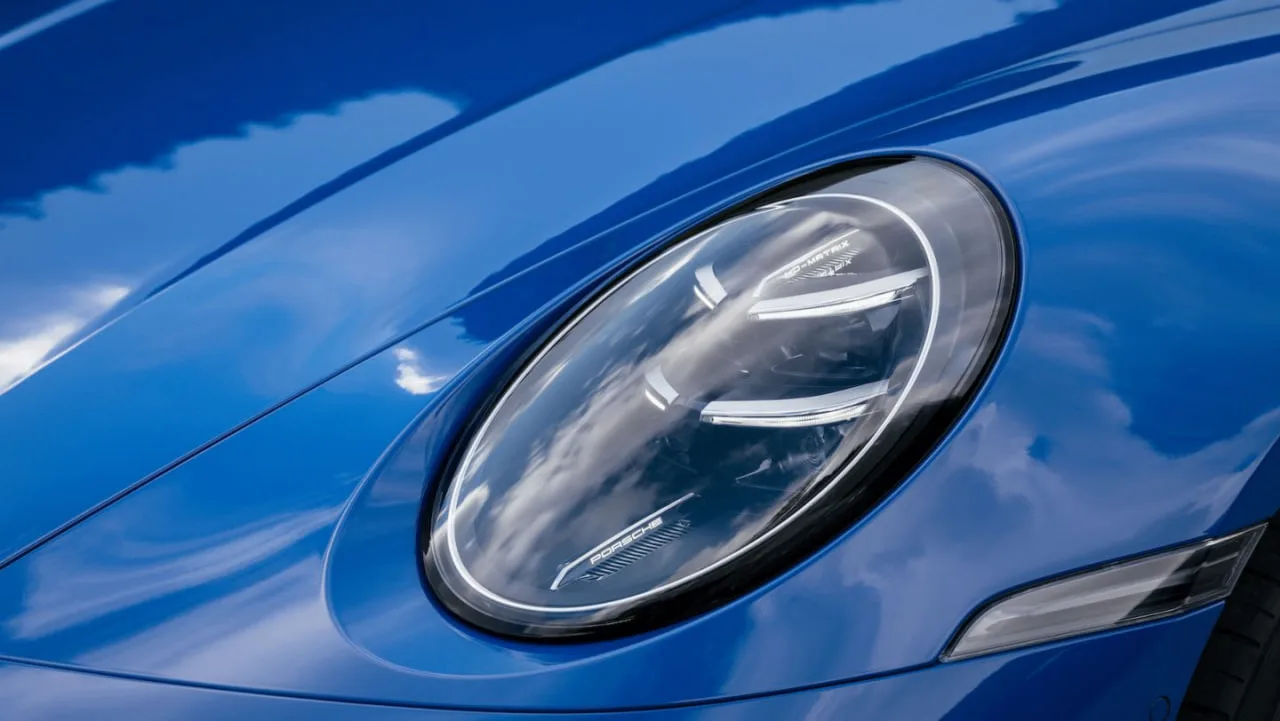 Ночью Porsche можно узнать раньше, чем получится рассмотреть кузов 👀