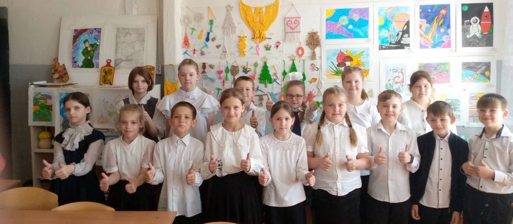 Обучающиеся 1 и 3 класса МОУ СОШ № 2 посетили выставку на базе МБУ ДО "ЦРТ" "Наши руки ...