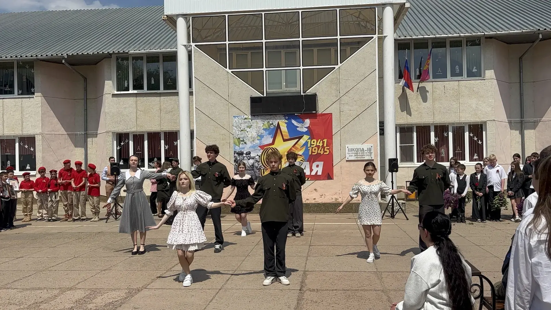 🕊️ Бежит река «Бессмертного полка»  Утром 8 мая школьные коридоры наполнились тихой, но такой пронзи