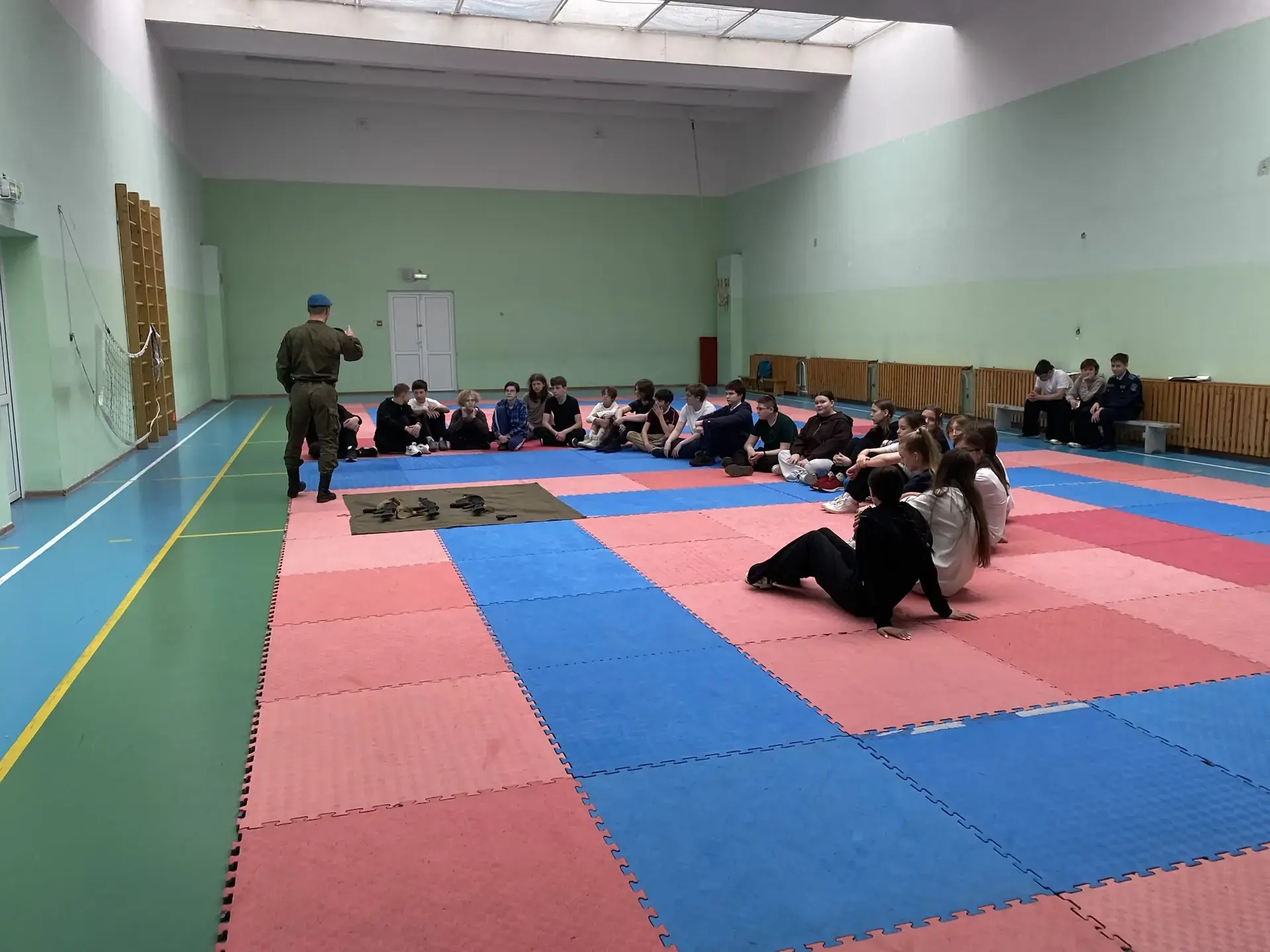 13, 14 и 15 мая 2026 года на базе школы прошли трёхдневные учебные военные сборы для 8-х классов! Он