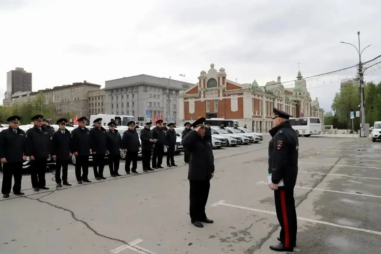 В Новосибирске состоялась торжественная церемония вручения ключей от новых служебных автомобилей под