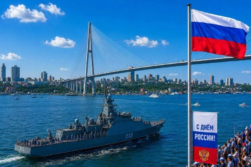 Россия начинается здесь! 🇷🇺🌅

Сегодня вся огромная страна отмечает День России. И для нас, жителе