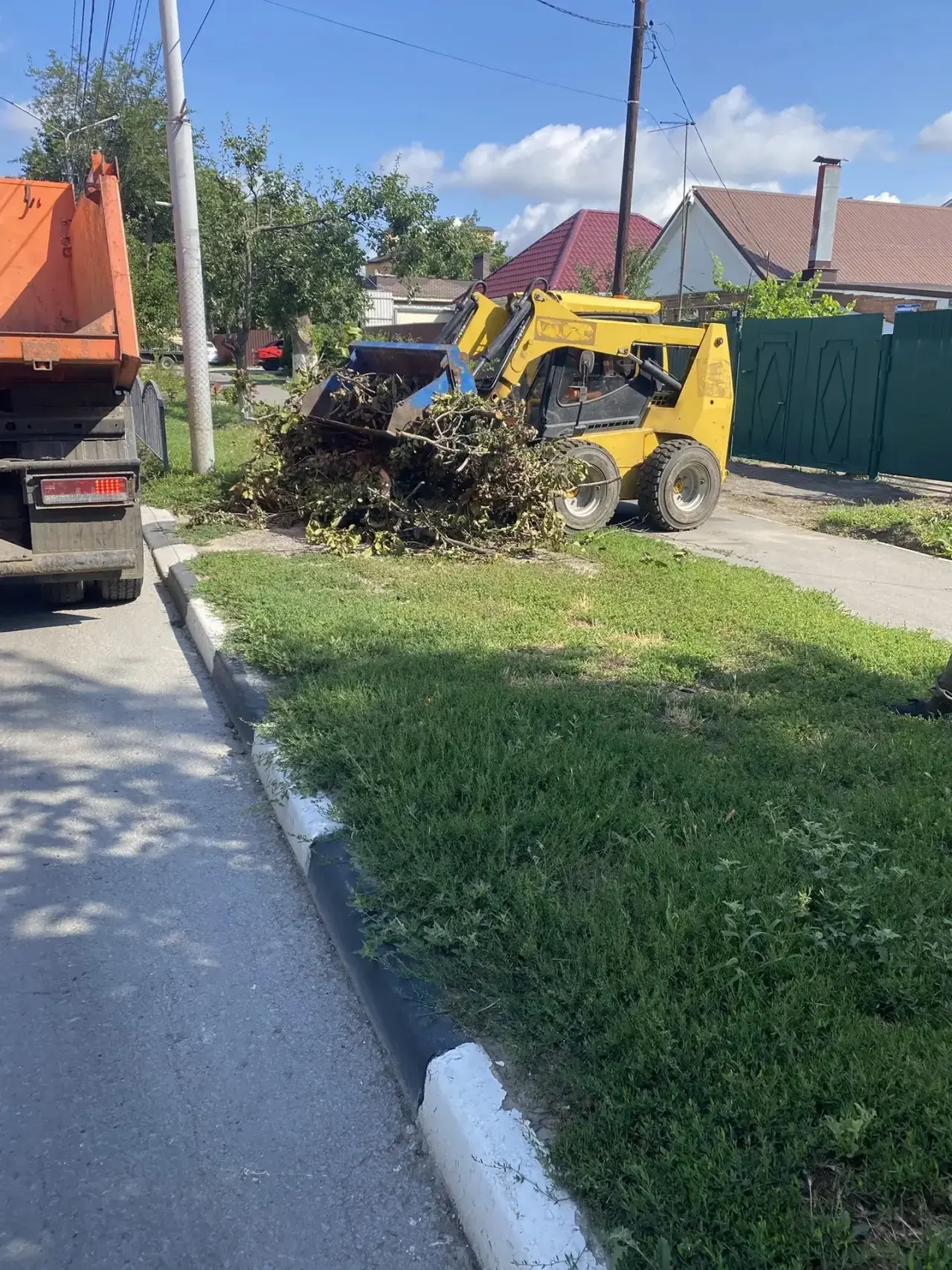 🧹В городе продолжаются работы по уборке улиц!

Коммунальные службы занимаются очисткой следующих ул
