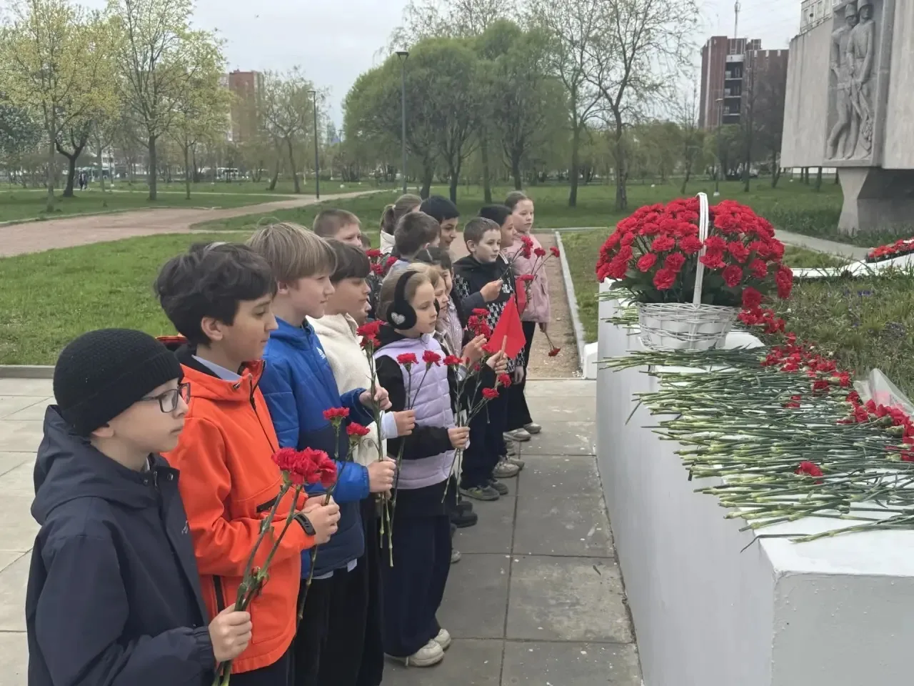 ДЕНЬ ПОБЕДЫ🎖️ 7 мая 2026 г. учащиеся 4-х классов со своими классными руководителями посетили мемориа