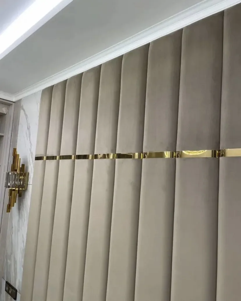 Мягкие панели с золотым молдингом и кроватью на подиуме😍