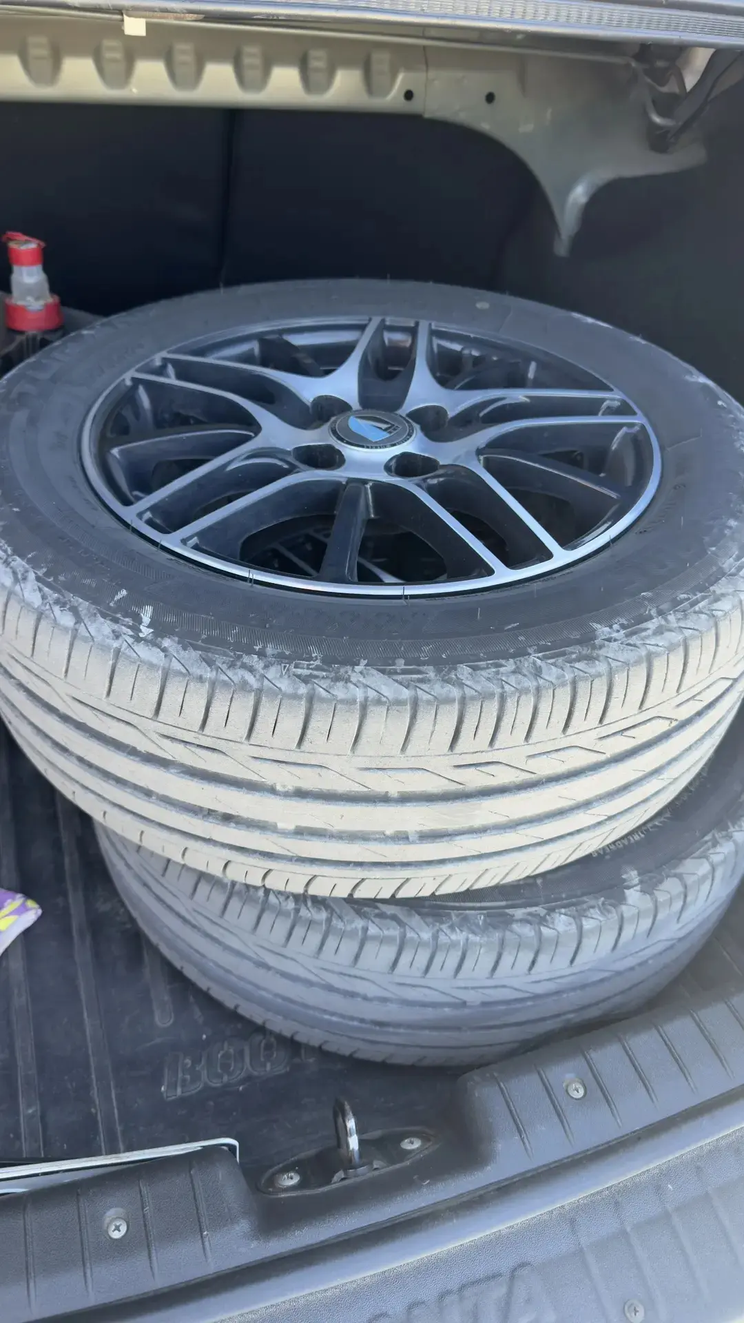 Колеса на ваз р 14,резина Bridgestone в отличном состоянии,диски тоже в отличном состоянии.
цена : 1