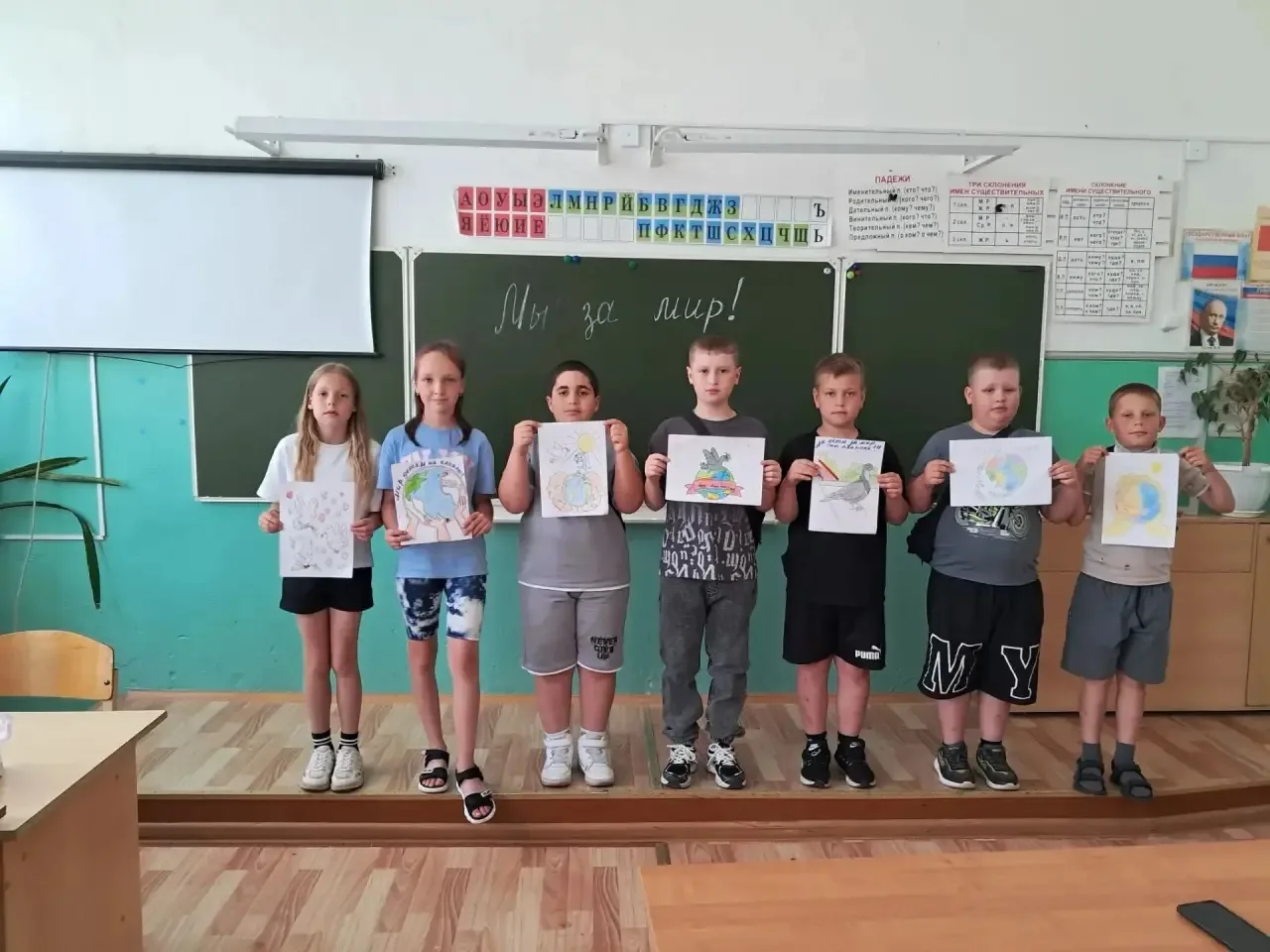 🌞Сегодня день в летнем пришкольном лагере " Рассвет" прошёл под девизом 🌍" Мы за мир!". 👫Ребята с