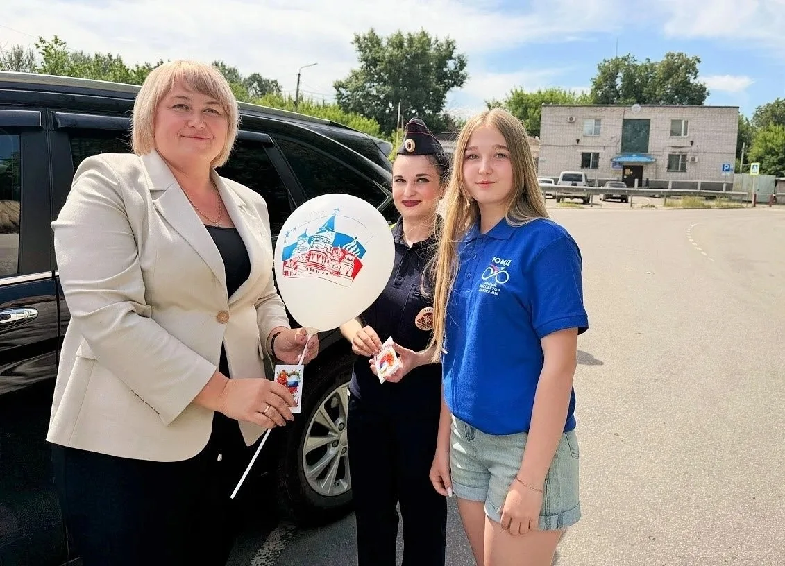 🚔Липецкие автоинспекторы поздравляют водителей с государственным праздником страны
 
🇷🇺В Ельце до