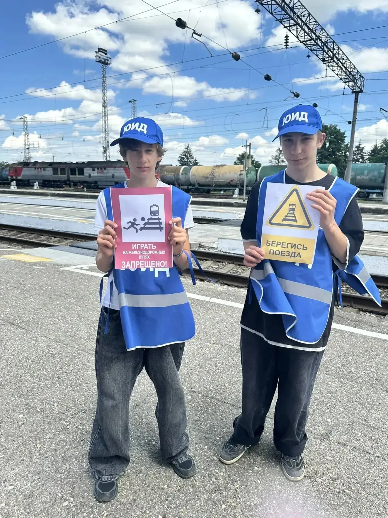 Безопасность превыше всего! 🚸🛤️

Сегодня воспитанники пришкольного лагеря «Радуга» МБОУ СОШ №5 им.
