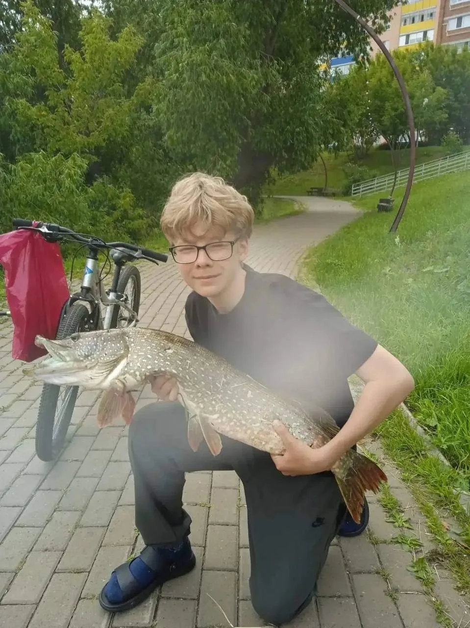 В местном водоеме Бугульмы ребятишки поймали вот такую рыбу.
 
Мастера 🎣 
Именно Шулай