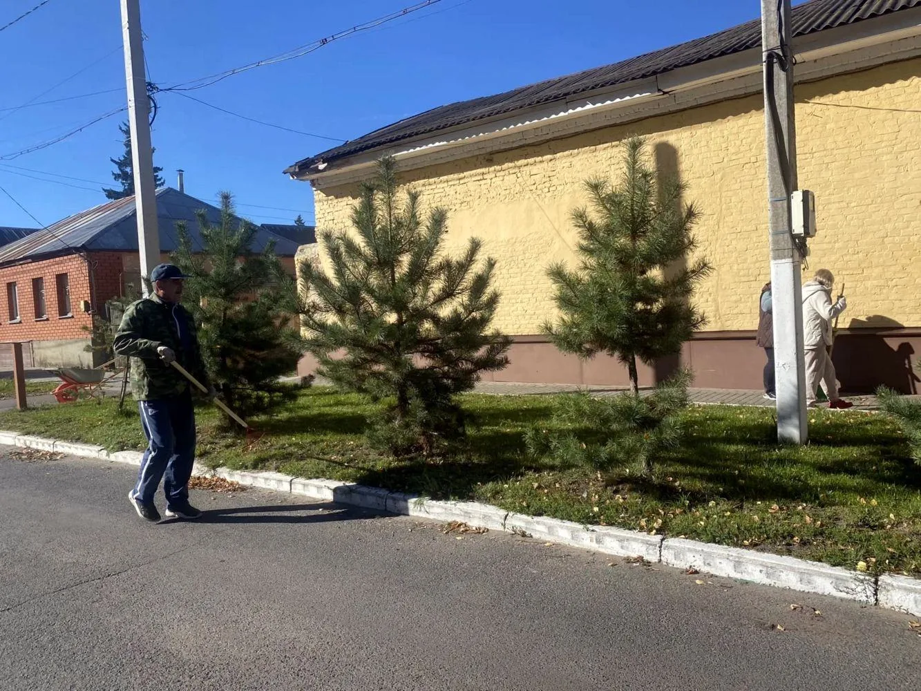 Сотрудники администрации города Фатежа провели уборку территории от опавшей листвы и су...