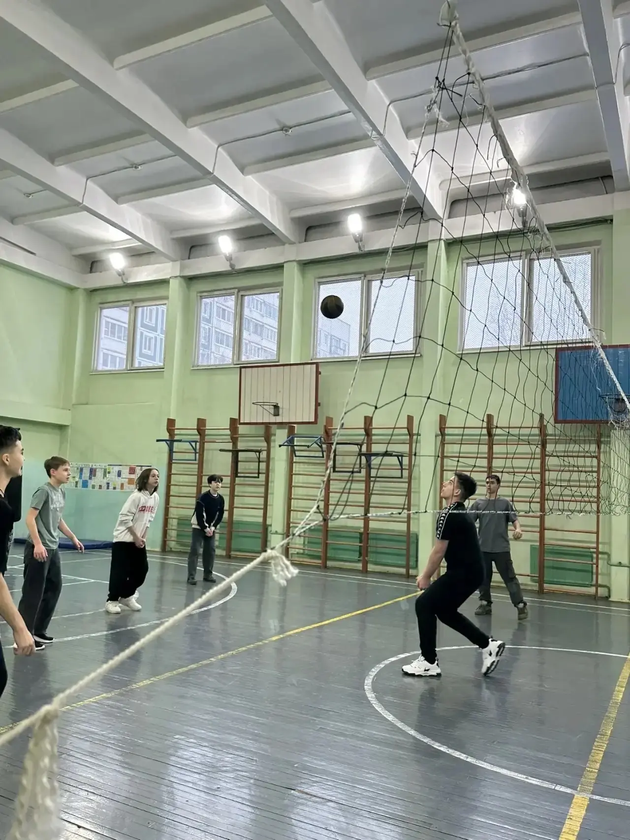 🏐2 марта прошла товарищеская встреча по волейболу между командами 8В и 8С классов! 🎉   Ребята показа