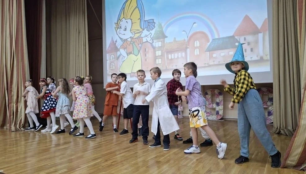 🎭 Сегодня в школе завершился II общешкольный театральный  фестиваль "Премьера".   Ребята из 3-Г, 5-В