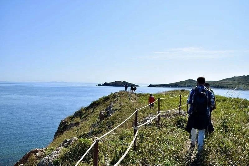 🌊🌿 К знаменитым «Штанам» теперь с комфортом: на острове Попова открыли первую экотроп...