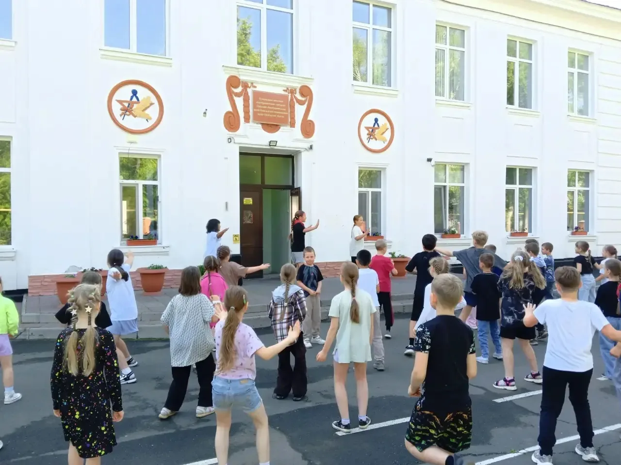 Сегодняшний день в лагере называется «Я и РДДМ». ☀️
Начали мы с необычной зарядки — не просто упражн