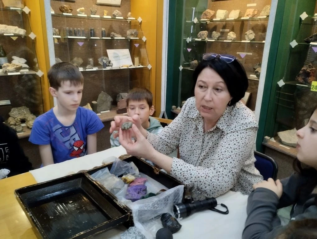 Сегодня ученики 3 "Б" класса отправились в увлекательное путешествие в Краевой музей Прозрителева и 