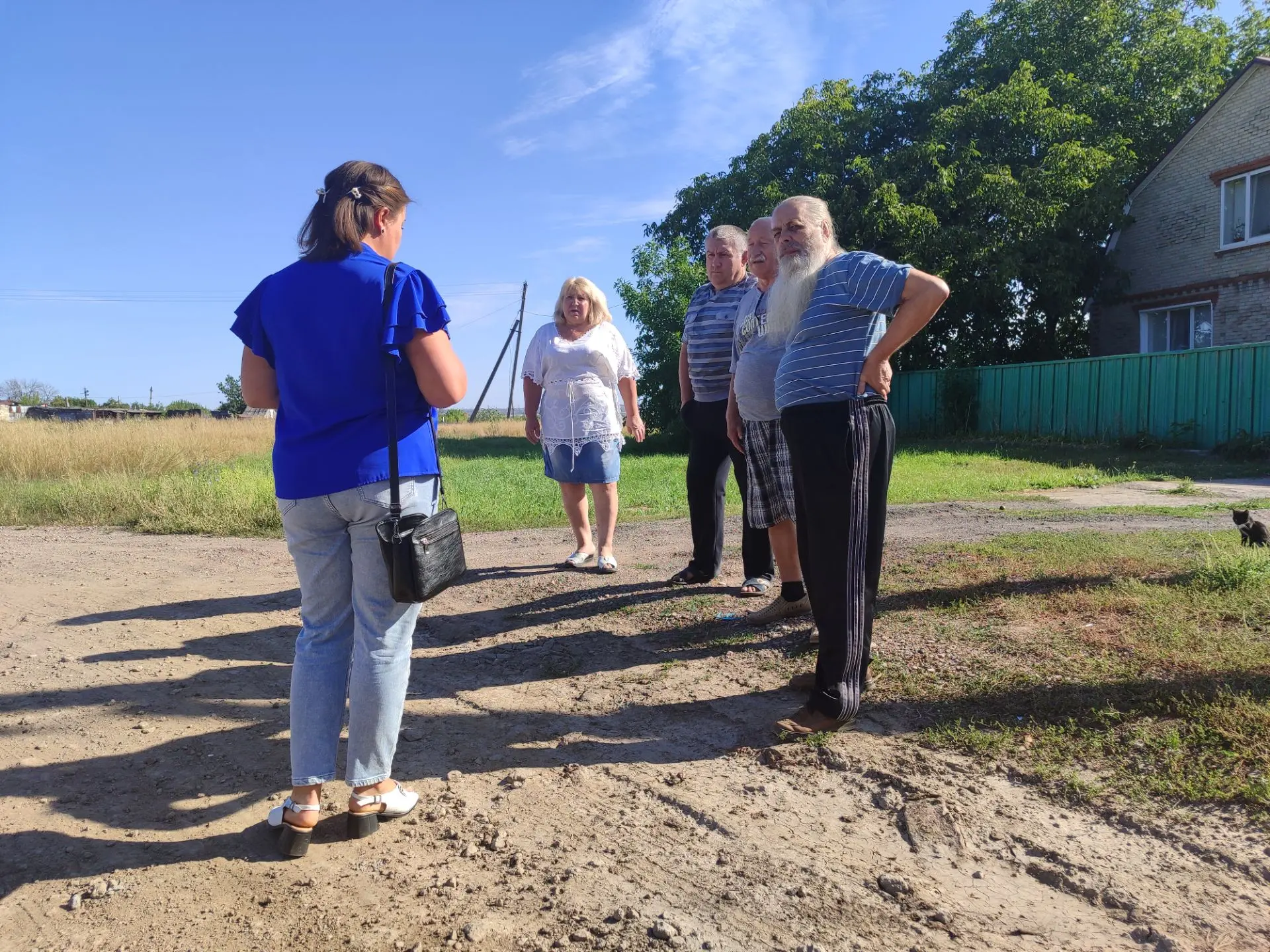 👥В поселке Новолуганское прошел сход граждан по улице Набережной заведующей сектором.