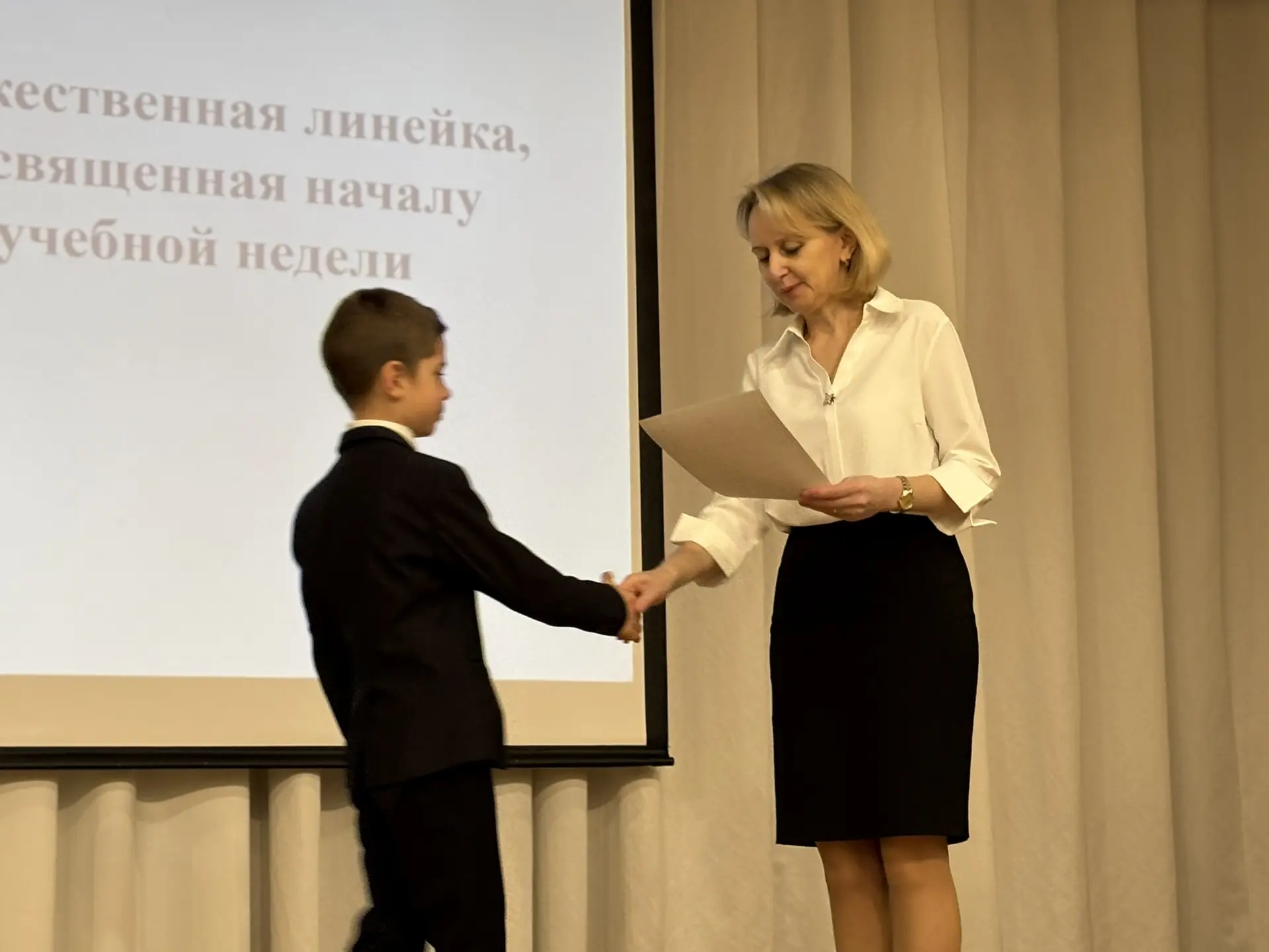 Каждый понедельник в нашей школы начинается с торжественной линейки. Сегодня мы чествовали учеников,