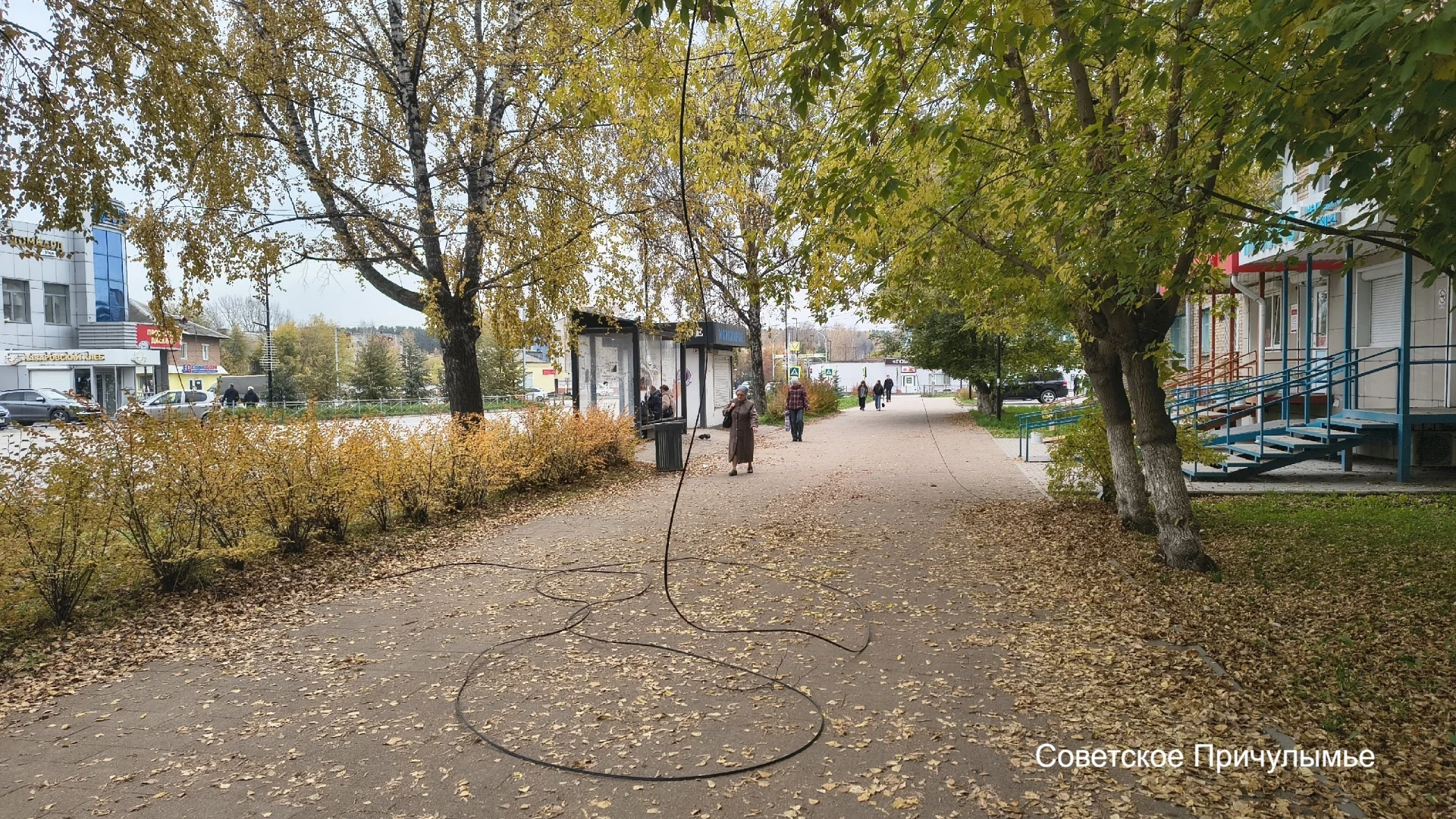 Провод на тротуаре по улице Карла Маркса в таком виде несколько дней.