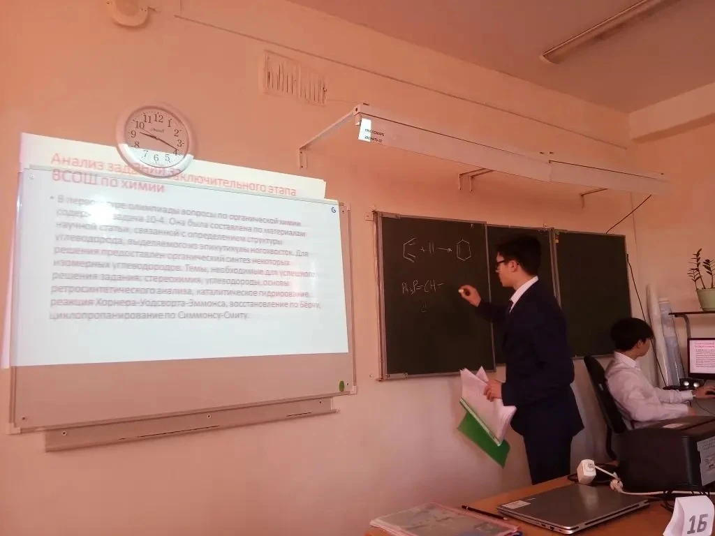 🎓 Сегодня в 10 А классе — защита индивидуальных проектов!  Наши старшеклассники представили свои исс