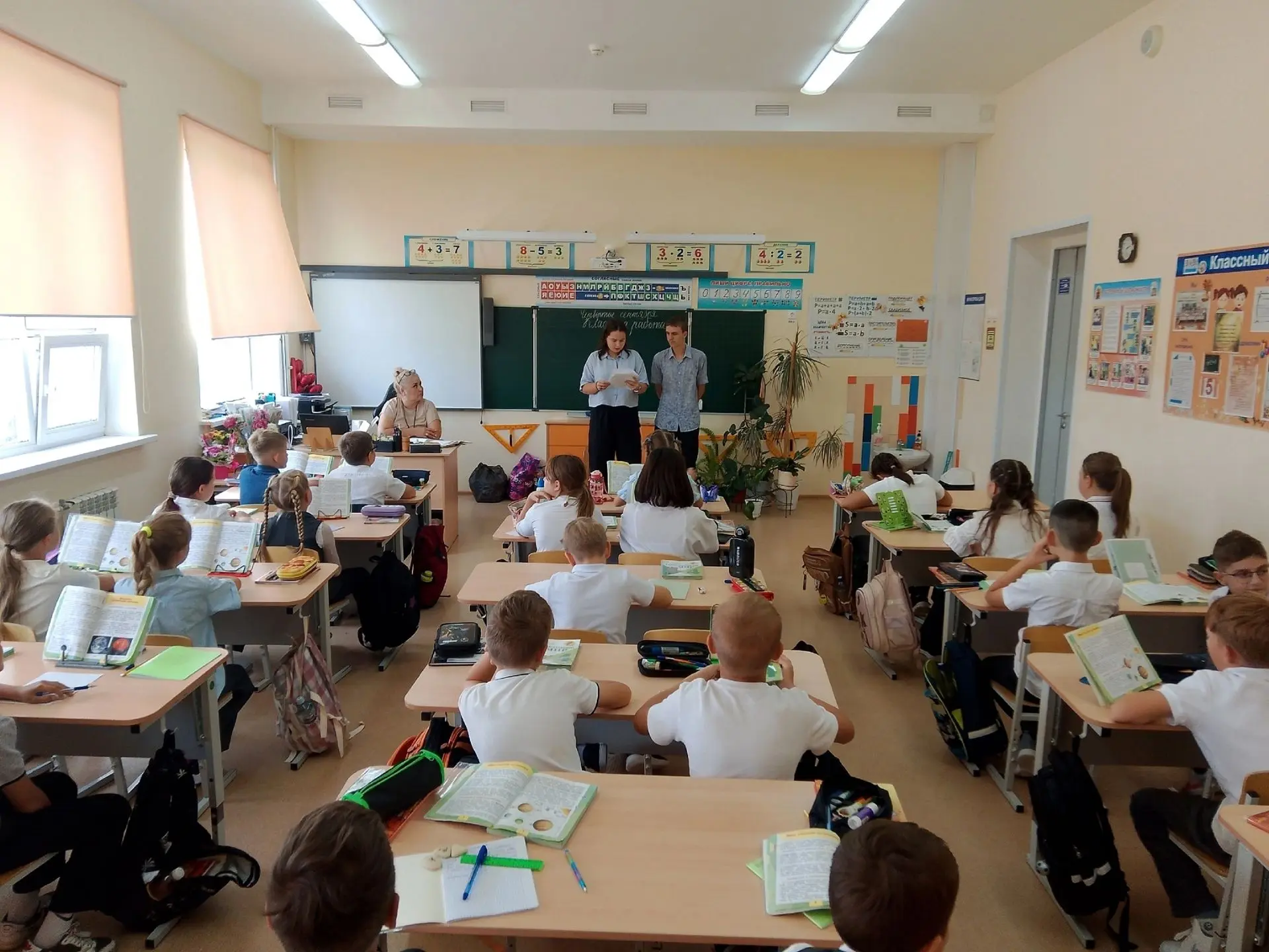 Команда нашего ученического самоуправления провела ознакомительный рейд по школе. Актив...